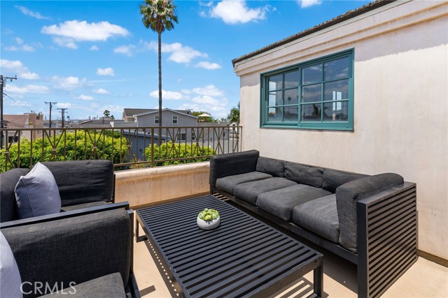 Detail Gallery Image 20 of 29 For 600 1/2 36th, Newport Beach,  CA 92663 - 2 Beds | 2/1 Baths