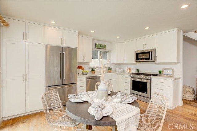 401 18th Street, Manhattan Beach, California 90266, 5 Bedrooms Bedrooms, ,2 BathroomsBathrooms,Residential,Sold,18th,SB22140138