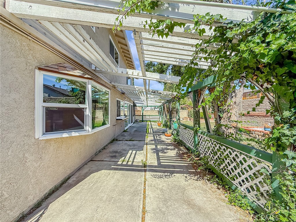 https://media.crmls.org/medias/cc748212-ed00-4b57-9a55-39bc51410400.jpg?preset=X-Large