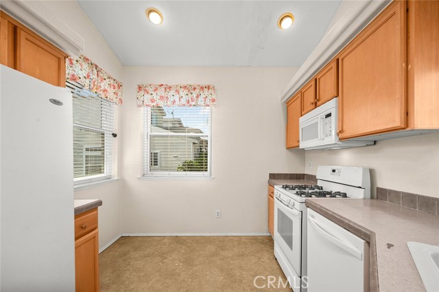 Detail Gallery Image 9 of 40 For 9921 Flora Vista #5,  Bellflower,  CA 90706 - 4 Beds | 2 Baths