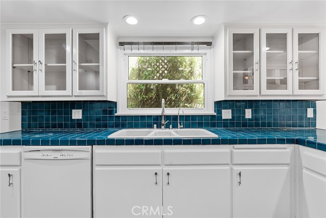 11053 Strathmore Drive, Westwood - Century City CA: https://media.crmls.org/medias/cc7c014d-1a80-4544-85b2-fbeec663514b.jpg