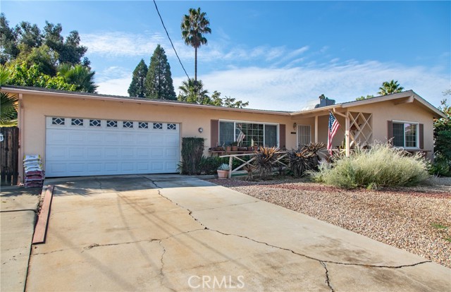 Detail Gallery Image 2 of 25 For 33993 Avenue E, Yucaipa,  CA 92399 - 3 Beds | 2 Baths