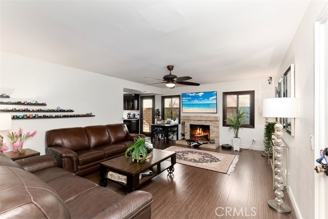 24911 Via Santa Cruz, Mission Viejo CA: https://media.crmls.org/medias/cc7de638-ec48-49c7-8431-c2036d101c0e.jpg