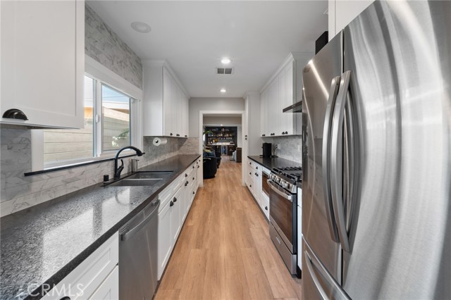 Detail Gallery Image 30 of 40 For 7316 Colbath, Van Nuys,  CA 91405 - 3 Beds | 3 Baths