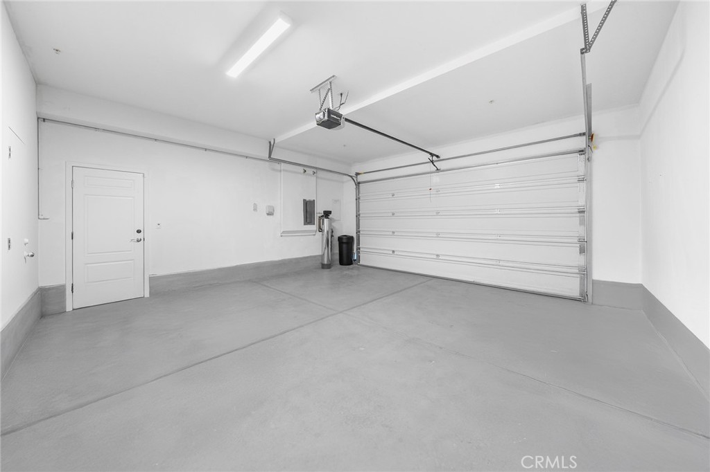 https://media.crmls.org/medias/cc7eeaac-6ea1-4414-89eb-ea842f752709.jpg?preset=X-Large
