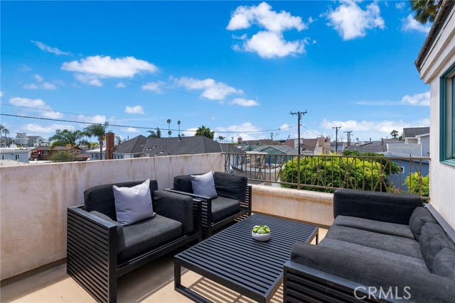 Detail Gallery Image 19 of 29 For 600 1/2 36th, Newport Beach,  CA 92663 - 2 Beds | 2/1 Baths