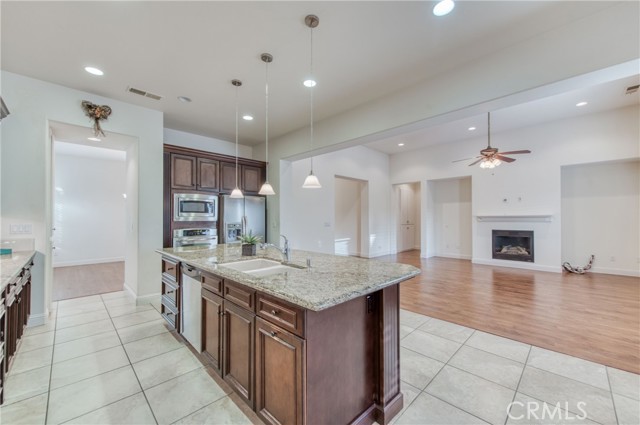 Detail Gallery Image 12 of 35 For 1624 N Chesterfield Ln, Clovis,  CA 93619 - 4 Beds | 2/1 Baths