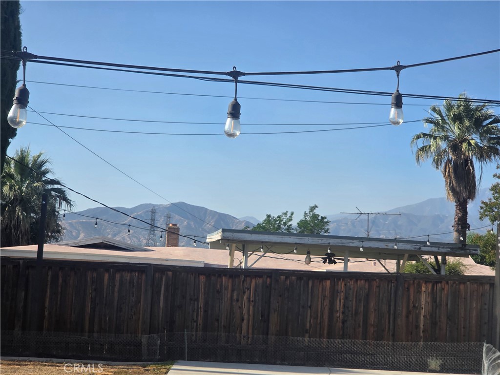 https://media.crmls.org/medias/cc815a8b-8154-4e0f-9528-d4270b2575a6.jpg?preset=X-Large