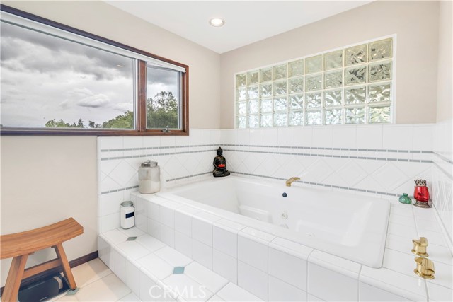 735 Del Valle Drive, Fallbrook CA: https://media.crmls.org/medias/cc82b560-ba66-4216-bf6e-981b994103db.jpg