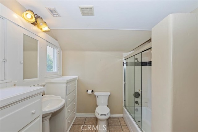 1350 E Chase Drive, Corona CA: https://media.crmls.org/medias/cc843508-b033-407f-a5a5-88e5d0620f52.jpg