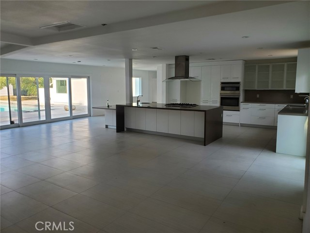 Detail Gallery Image 8 of 31 For 23041 Erwin St, Woodland Hills,  CA 91367 - 4 Beds | 5 Baths