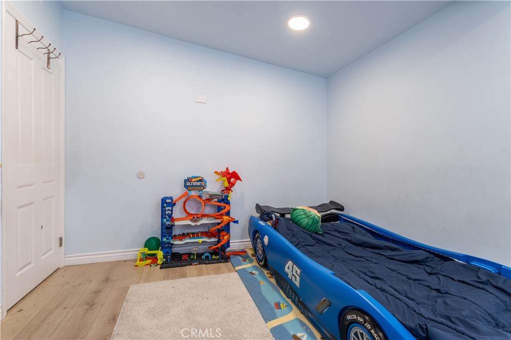 https://media.crmls.org/medias/cc85f664-9b3b-4ab3-816c-68adc027ca1e.jpg?preset=X-Large