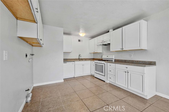 4736 Cielo Drive, Huntington Beach CA: https://media.crmls.org/medias/cc8c736f-c5b7-427f-a88e-5a3244312134.jpg