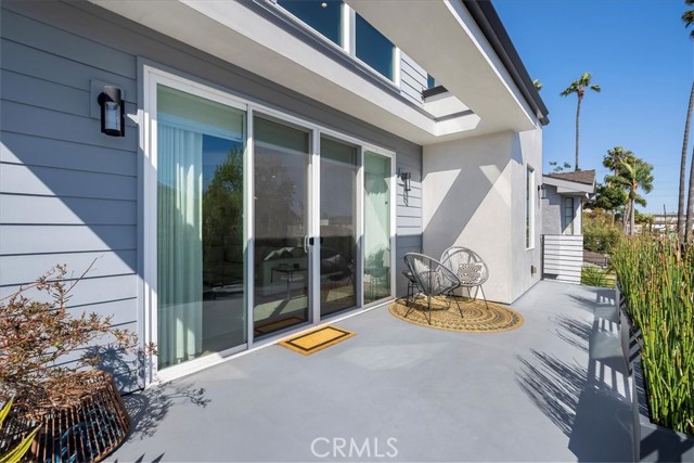 Outdoor patio space off living room