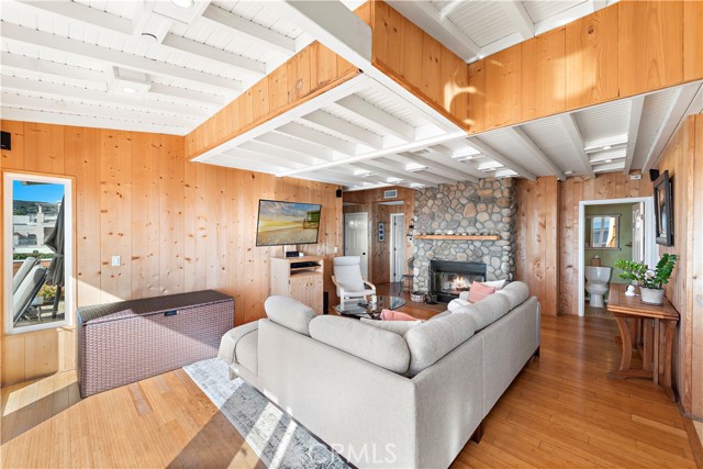 137 Cleo Street, Laguna Beach CA: https://media.crmls.org/medias/cc935d6d-0143-43b7-a213-fdc098d3338b.jpg