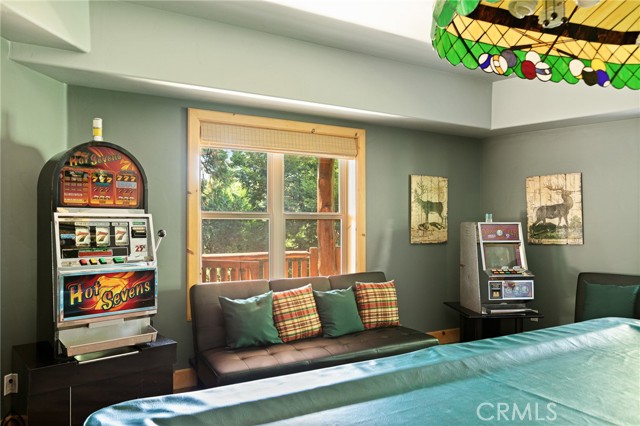 27492 Cedarwood Court, Lake Arrowhead CA: https://media.crmls.org/medias/cc93aa1c-9a4a-47b2-af2a-a3986dd6a1a2.jpg