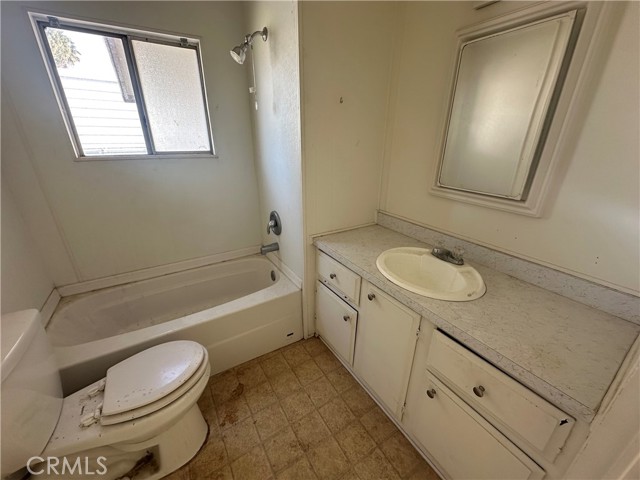 251 S Colorado River Road, Blythe CA: https://media.crmls.org/medias/cc9641d4-bcfc-4ec3-8a1f-8096f8256587.jpg