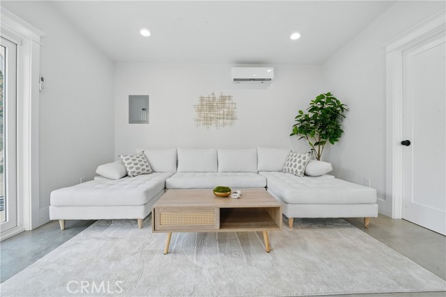 2111 S Bronson Ave, Los Angeles CA: https://media.crmls.org/medias/cc9910cb-da02-48c0-9e21-94d0a25e43cd.jpg