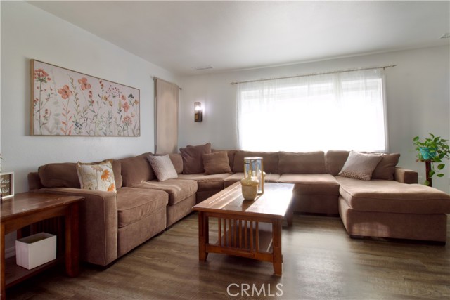 Detail Gallery Image 4 of 16 For 8011 Fuente, Oak Hills,  CA 92344 - 3 Beds | 2 Baths