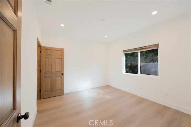 Detail Gallery Image 19 of 27 For 19617 Oxnard St, Tarzana,  CA 91356 - 3 Beds | 2 Baths