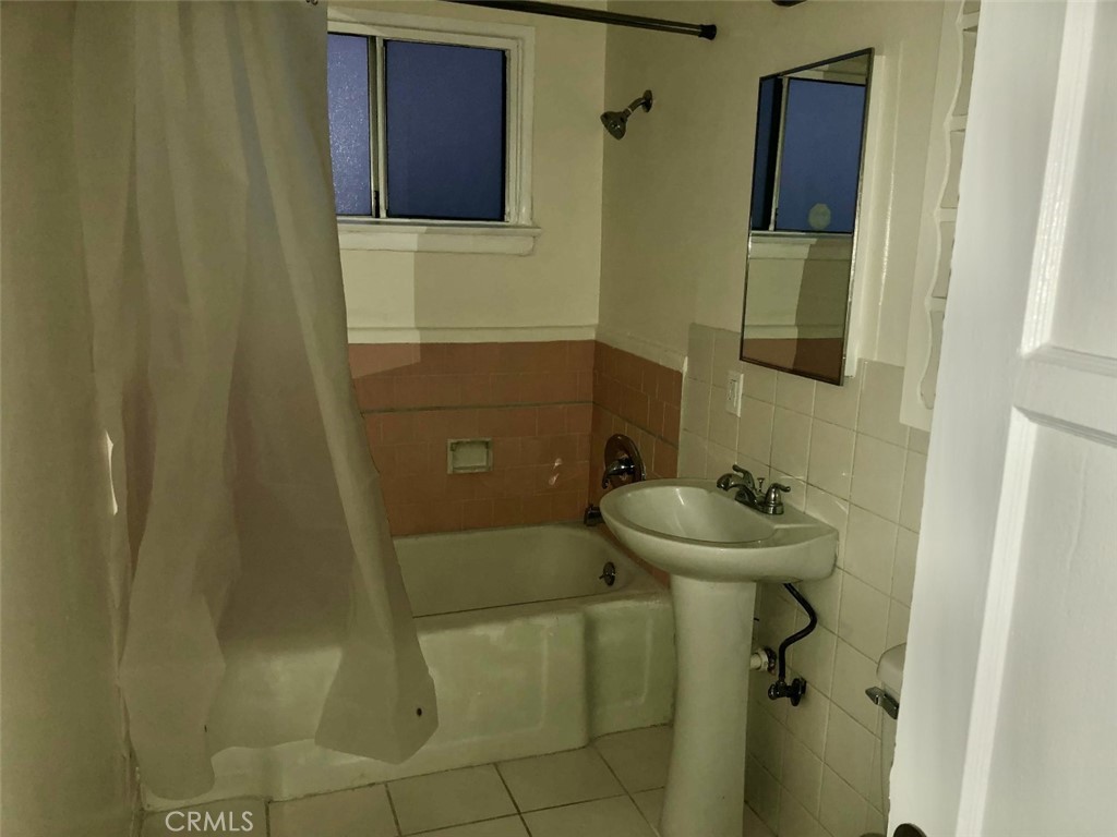 https://media.crmls.org/medias/cc99e9c8-8969-4e2f-9f18-8d26d0a2e16a.jpg?preset=X-Large