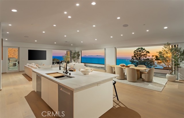 31 N Vista De Catalina, Laguna Beach CA: https://media.crmls.org/medias/cc9bc02c-d03e-46ec-9a8c-a6a956de792c.jpg