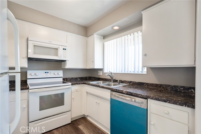 Detail Gallery Image 8 of 25 For 22945 Nadine Cir #B,  Torrance,  CA 90505 - 2 Beds | 2 Baths