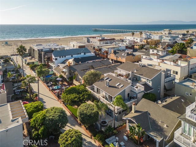 5 houses to the beach on a walk -street