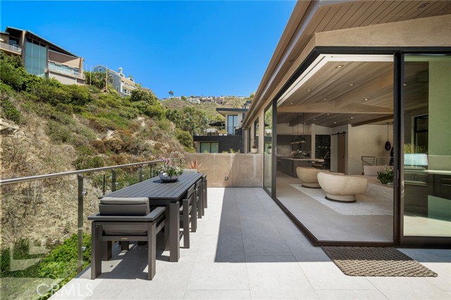 702 Diamond, Laguna Beach CA: https://media.crmls.org/medias/cca4018e-6854-435d-907a-f6a92bdf007b.jpg