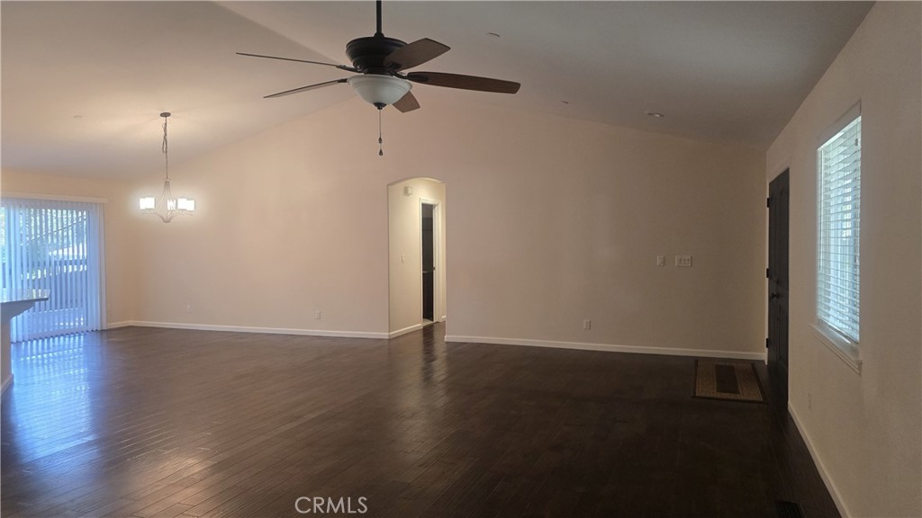 https://media.crmls.org/medias/cca4f008-700c-41e5-938a-3d15341612d3.jpg?preset=X-Large