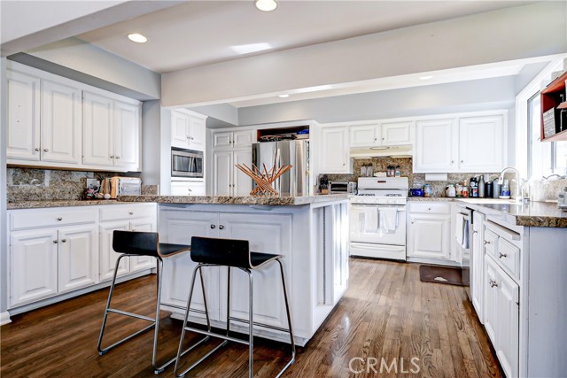 713 29th Street, Manhattan Beach, California 90266, 4 Bedrooms Bedrooms, ,2 BathroomsBathrooms,Residential,Sold,29th,SB24096062