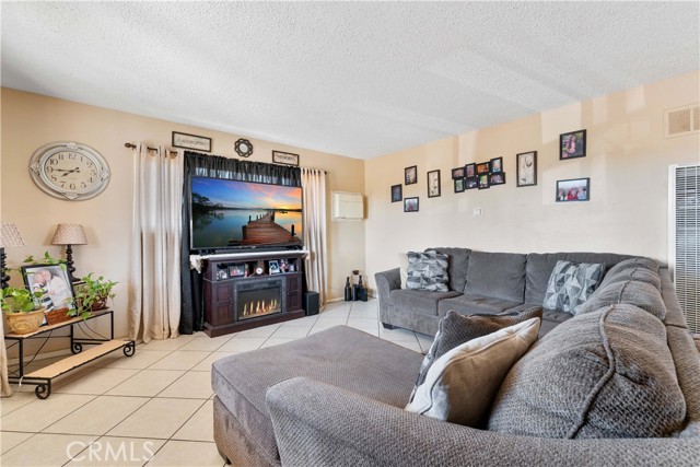 Detail Gallery Image 4 of 19 For 16248 La Cubre Dr, Victorville,  CA 92395 - 4 Beds | 2 Baths