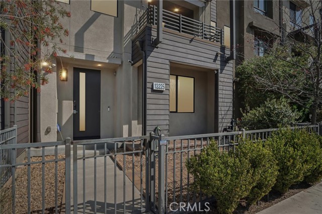 Detail Gallery Image 30 of 37 For 13225 Victory Bld, Valley Glen,  CA 91401 - 3 Beds | 3/1 Baths