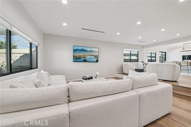 Detail Gallery Image 9 of 31 For 15937 Londelius St, North Hills,  CA 91343 - 3 Beds | 3 Baths