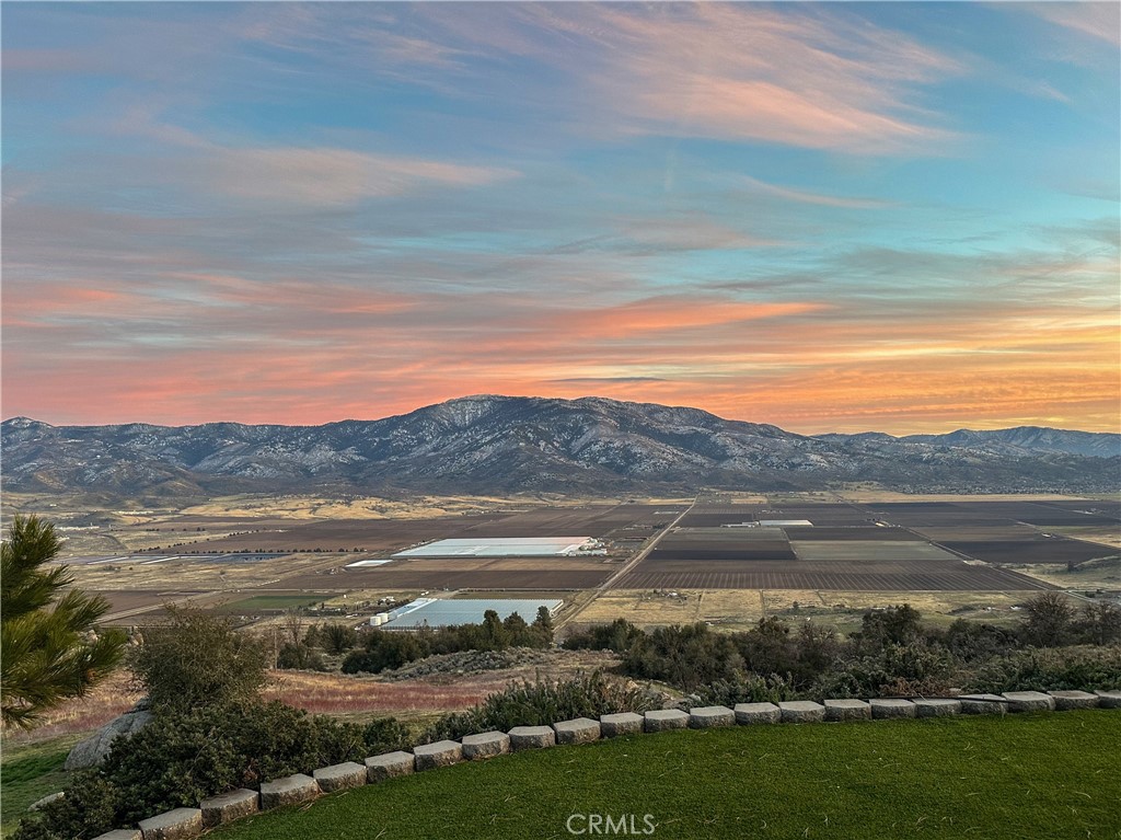 https://media.crmls.org/medias/ccabecf6-e659-445d-889f-9449b8a502ba.jpg?preset=X-Large