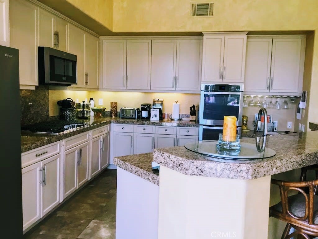 https://media.crmls.org/medias/ccb06d8f-43fb-4053-87a8-ae90ce53f95f.jpg?preset=X-Large
