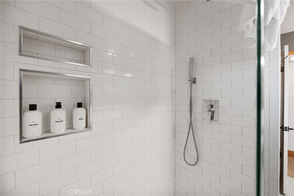 https://media.crmls.org/medias/ccb0ace5-07d5-4bbd-84e1-d214cd956449.jpg?preset=X-Large