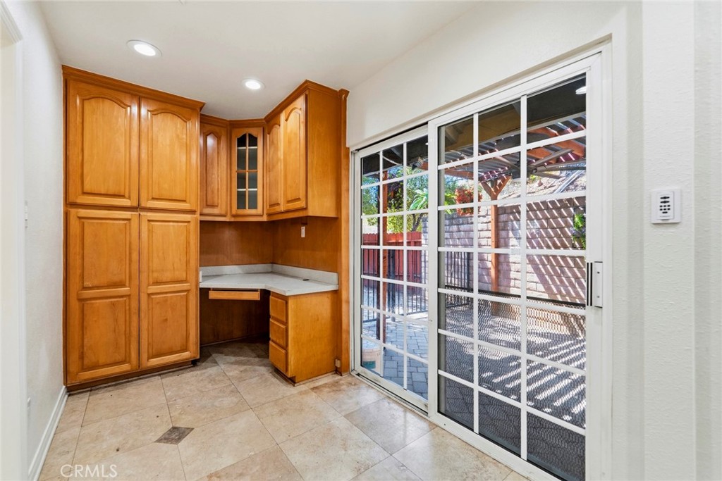 https://media.crmls.org/medias/ccb295e6-4234-41ef-bee3-de128210e656.jpg?preset=X-Large