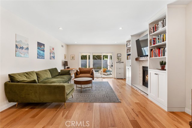 23642 Oxnard Street, Woodland Hills CA: https://media.crmls.org/medias/ccb30e41-ac2e-4ab3-8b65-21fd3b643d98.jpg