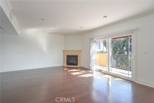 Detail Gallery Image 9 of 28 For 11911 Mayfield Ave #102,  Los Angeles,  CA 90049 - 3 Beds | 2/1 Baths