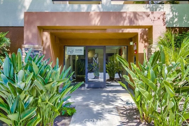 Detail Gallery Image 2 of 22 For 21550 Burbank Bld #205,  Woodland Hills,  CA 91367 - 2 Beds | 2 Baths