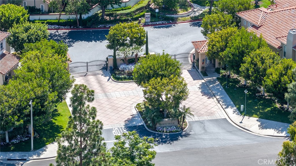 https://media.crmls.org/medias/ccb92ecf-3bc7-490a-b6e7-b7d9e5800f1d.jpg?preset=X-Large