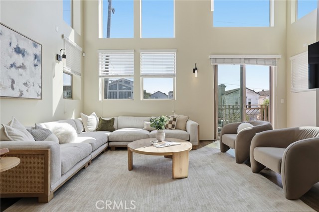 Detail Gallery Image 10 of 67 For 1745 Spreckels Ln, Redondo Beach,  CA 90278 - 3 Beds | 4/1 Baths