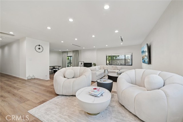 Detail Gallery Image 5 of 31 For 15937 Londelius St, North Hills,  CA 91343 - 3 Beds | 3 Baths