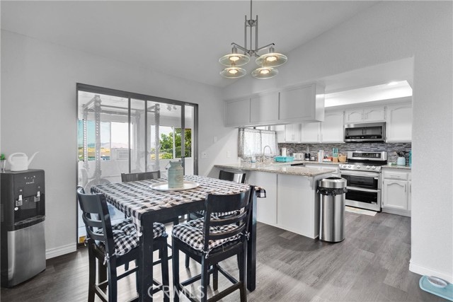 22752 Roundup Way, Apple Valley CA: https://media.crmls.org/medias/ccbd1deb-ae98-4949-a1e5-633f13817273.jpg