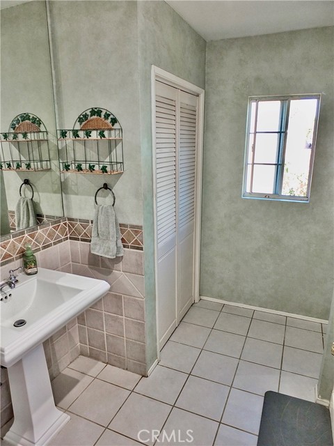 4306 Hackett Avenue, Lakewood CA: https://media.crmls.org/medias/ccbfd0e3-945d-4af0-8706-607c7267c5d8.jpg