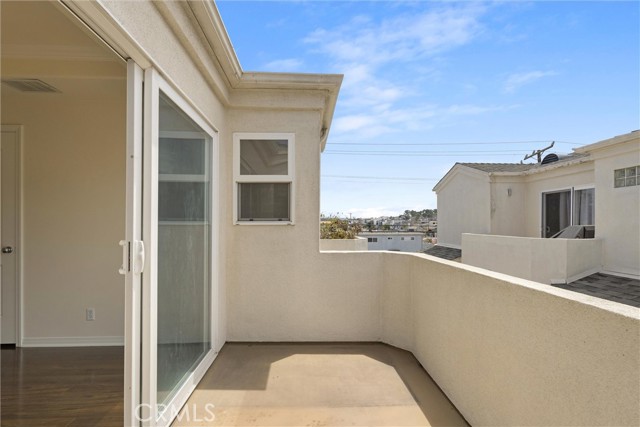 Detail Gallery Image 14 of 15 For 1529 Artesia Bld #B,  Manhattan Beach,  CA 90266 - 3 Beds | 2/1 Baths