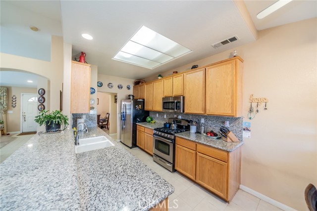 Detail Gallery Image 15 of 46 For 15982 Holly Brook Ln, Victorville,  CA 92395 - 4 Beds | 3 Baths