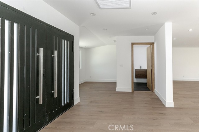 Detail Gallery Image 10 of 33 For 18856 Calvert St, Reseda,  CA 91335 - 3 Beds | 2/1 Baths