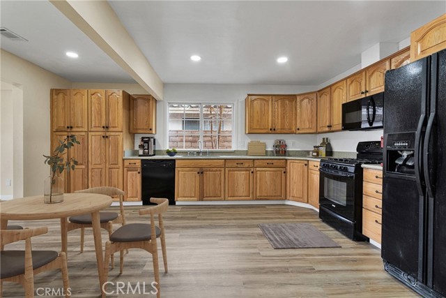 Detail Gallery Image 2 of 5 For 12802 Rain Shadow Rd, Victorville,  CA 92395 - 4 Beds | 3 Baths